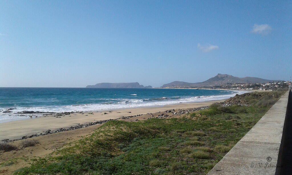 Vue de la plage entre le port et le village